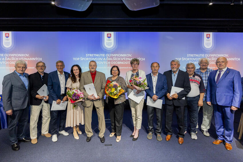 Na fotografii zľava František Chmelár, držitelia Strieborného odznaku SOŠV Pavol Siroťák, Dušan Radolský, Marcela Pavkovčeková, Tomáš Kuťka, Anna Kirnová, Ľubomíra IĽanovská-Balážová, Ivan Hrdlička, Vincent Dubeň, Imrich Ozorák, Martin Šebesta a prezident