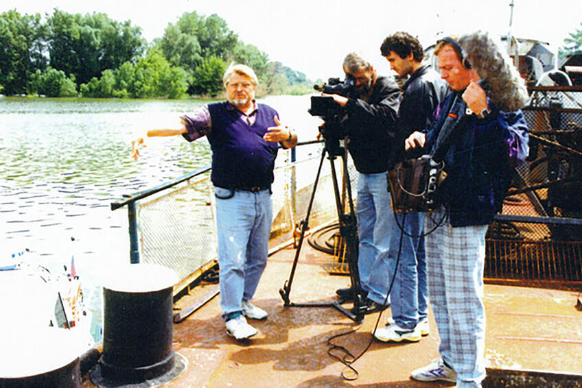 Pracovná fotografia: S televíznym štábom na nakrúcaní v teréne.