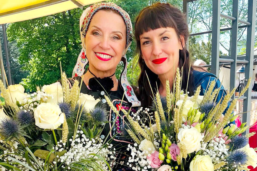 MAMA A DCÉRA: Vernisáž moderovala Alena Heribanová, ktorá prišla v kroji, slávnostný príhovor mala aj jej dcéra Tamara Šimončíková Heribanová.