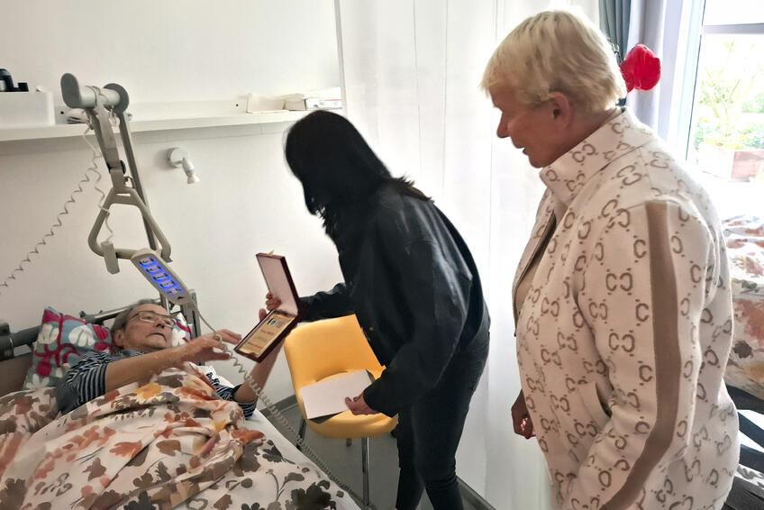 Dojemná chvíľa pri nemocničnom  lôžku: Gabika Pirošková (vľavo)  a Andrea Bugošová odovzdali svojmu  chorému kolegovi ocenenie, ktoré prevzala jeho manželka.