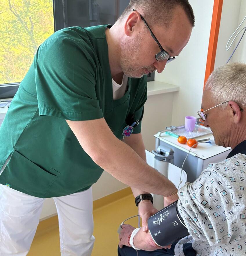 Štefan Babej z Národného ústavu srdcových a cievnych chorôb: Mylne ma volajú zdravotný brat,  ale som zdravotná sestra