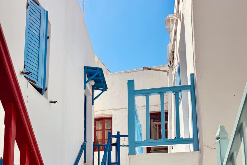Pripomína Santorini: Niektorí cestovatelia hovoria,  že Mykonos sa podobá na iný známy grécky ostrov. 