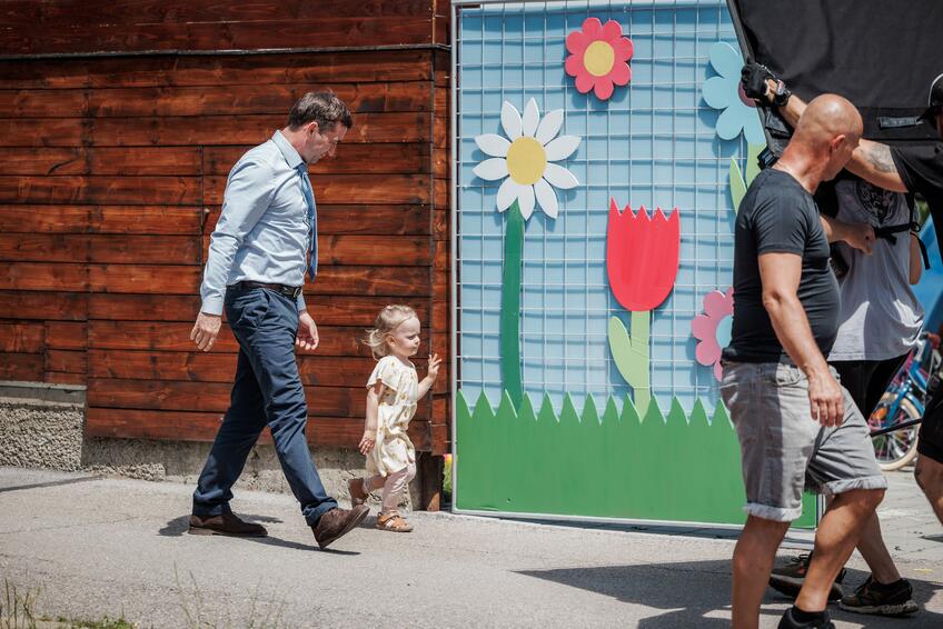 ZÁBER Z FILMU: Momentka z nakrúcania cesty do škôlky.