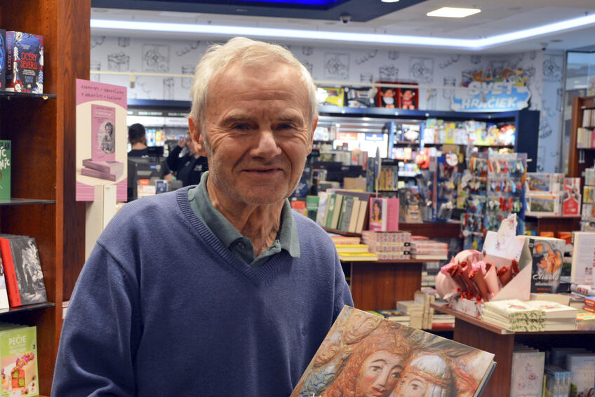 Na pultoch kníhkupectiev  nájdete knihu, ktorá mapuje umelecké dielo Vladimíra Morávka.