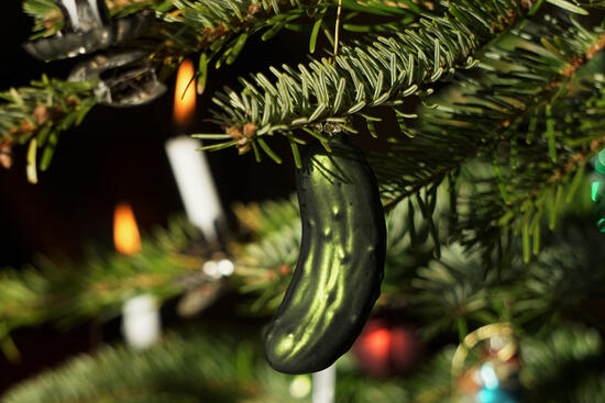 Najoriginálnejšie vianočné zvyky na svete: Strašidelná mačka, ozdobený banánovník a vianočné polienko