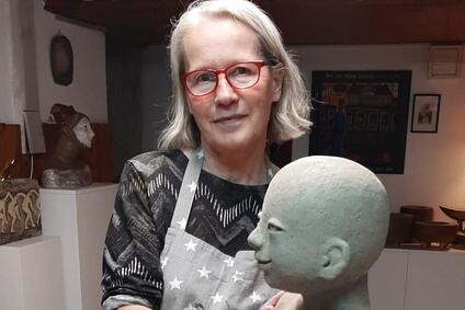 Mária Banášová premieňa hlinu na nadčasové príbehy plné ľudskosti, symboliky a jemného humoru.