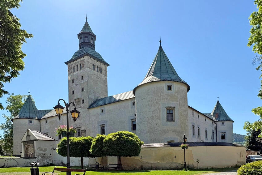 Bytča je podľa prísnych terminologických noriem hradný kaštieľ.