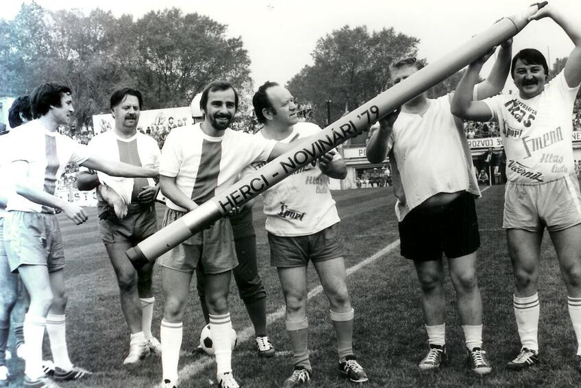 SPOMIENKA NA ZÁPAS HERCOV S NOVINÁRMI V NITRE V R.1979: Zľava herci J.Greššo, J. Dóczy a M. Slovák a novinári Š. Supek, M. Takáč a tréner T. Kuťka.