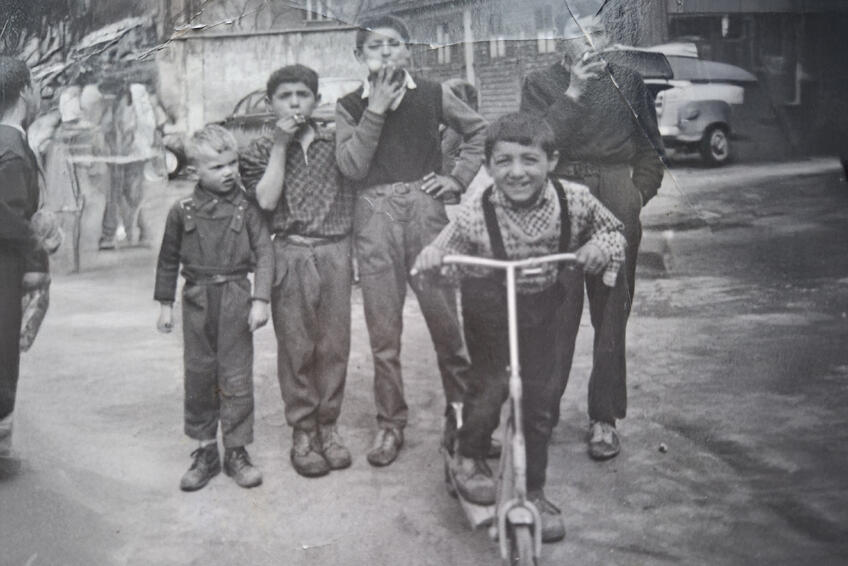 ZÁBER Z KNIHY: Igorova prvá „harlejka“, rok 1964. Na snímke je s kamarátmi a bratmi Vincom (vpravo) a Tiborom (druhý zľava).
