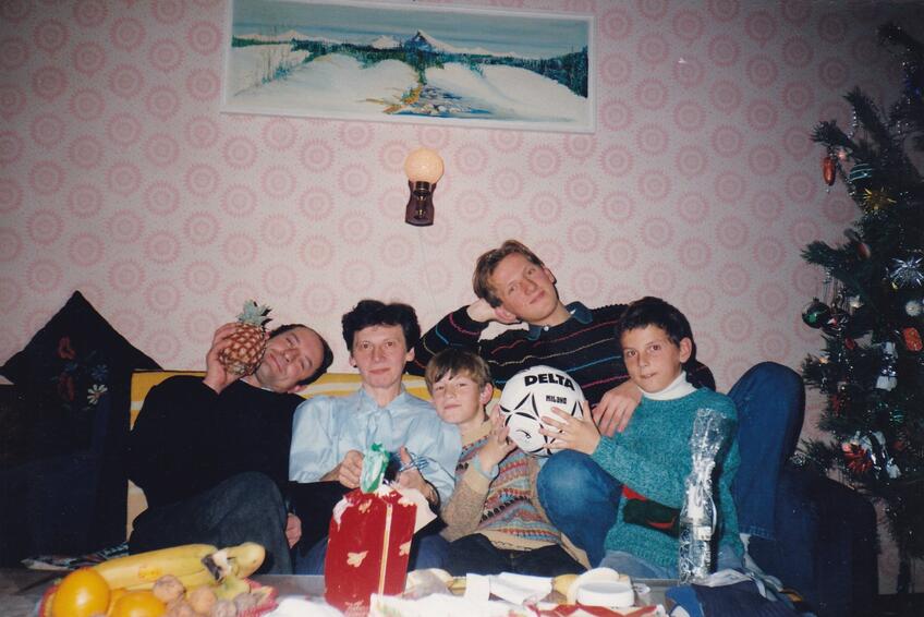 RÁD OBDARÚVA: V sedemnástich brigádoval v Anglicku a priniesol domov prvý ananás a bratom futbalovú loptu.