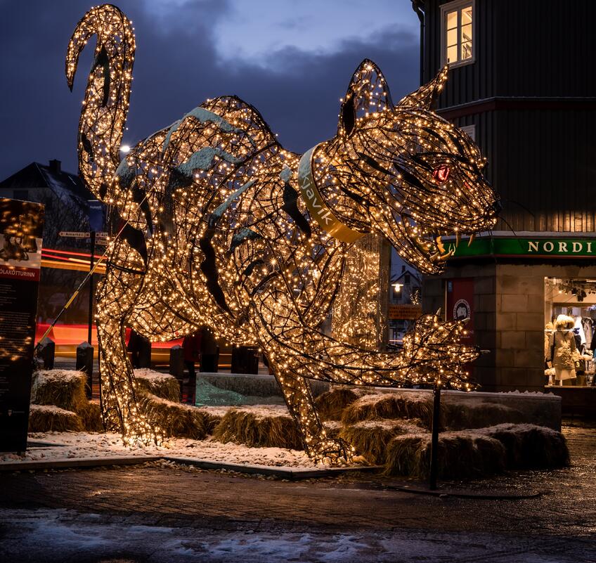 Najoriginálnejšie vianočné zvyky na svete: Strašidelná mačka, ozdobený banánovník a vianočné polienko