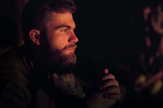 Oceňovaný dokument Zomrieť a žiť ide do kín s diskusiami a zbierkou pre zranených vojakov
