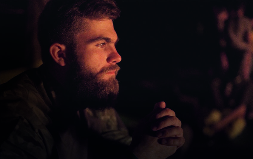 Oceňovaný dokument Zomrieť a žiť ide do kín s diskusiami a zbierkou pre zranených vojakov