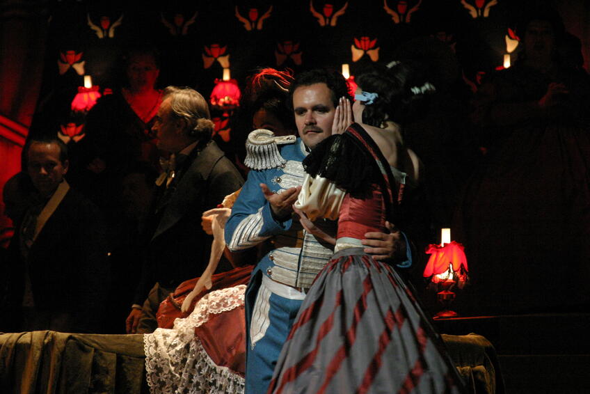 Operný spevák Juraj Peter a záber z opery La Traviata