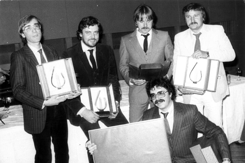 BRATISLAVSKÁ LÝRA (1983): Meky Žbirka získal zlatú lýru za pieseň Nechodí, ktorú otextoval Kamil Peteraj. Paľo Hammel s textárom Borisom Filanom boli držiteľmi striebornej lýry. Uprostred Janko Lehotský.