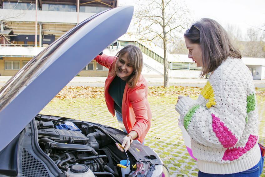 S AUTOM BEZ OBÁV: Keď sú počiatočné strachy zo šoférovania odbúrané, vznikne priestor na lepšie spoznanie vozidla a bežnej starostlivosti o neho.