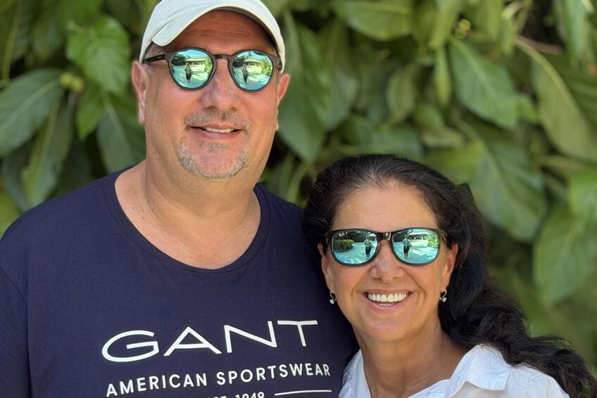 Obaja radi cestujú a užívajú si spoločné chvíle. 