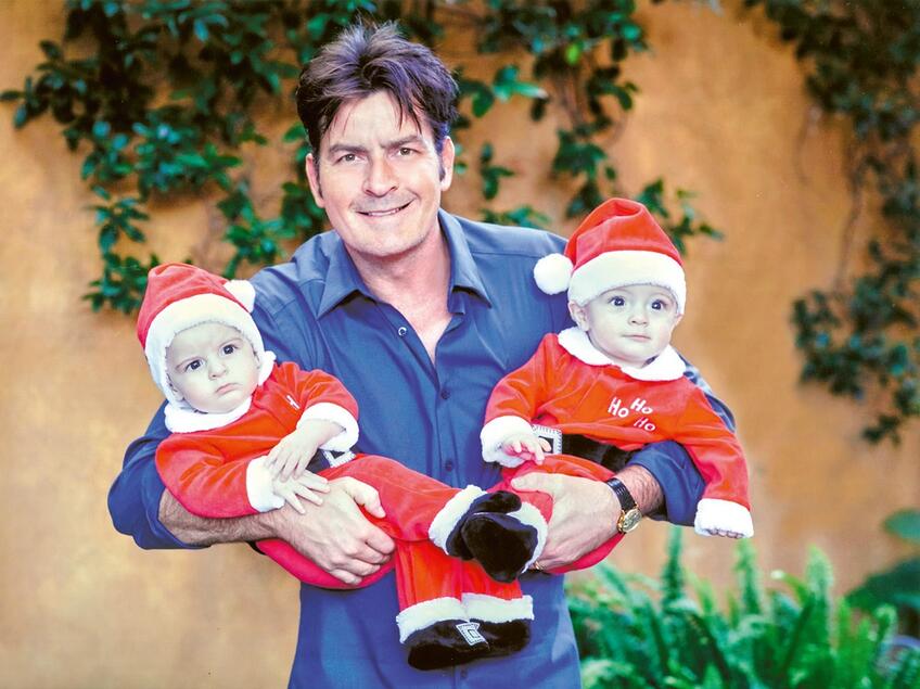 Hollywoodsky herec Charlie Sheen bez masky. Jeho životopis Vlastnými slovami je naozaj divoká jazda!