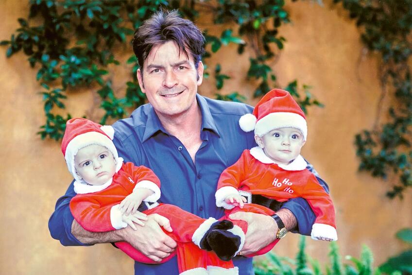 Hollywoodsky herec Charlie Sheen bez masky. Jeho životopis Vlastnými slovami je naozaj divoká jazda !