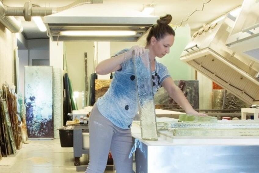 Výtvarníčka Gordana Glass v ateliéri
