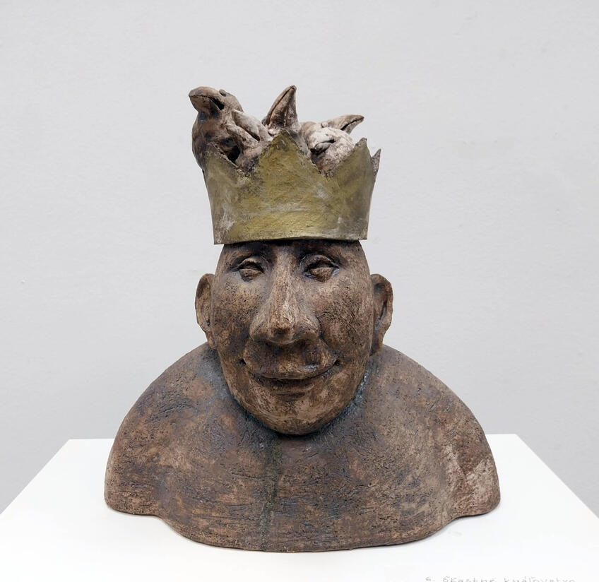 Pri návšteve Piešťan si nájdite čas na zaujímavú výstavu: Hlinené úsmevy Márie Banášovej