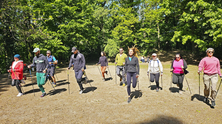 Nordic walking ako terapia? Nový projekt Walk and Talk podporuje duševné zdravie dievčat a žien