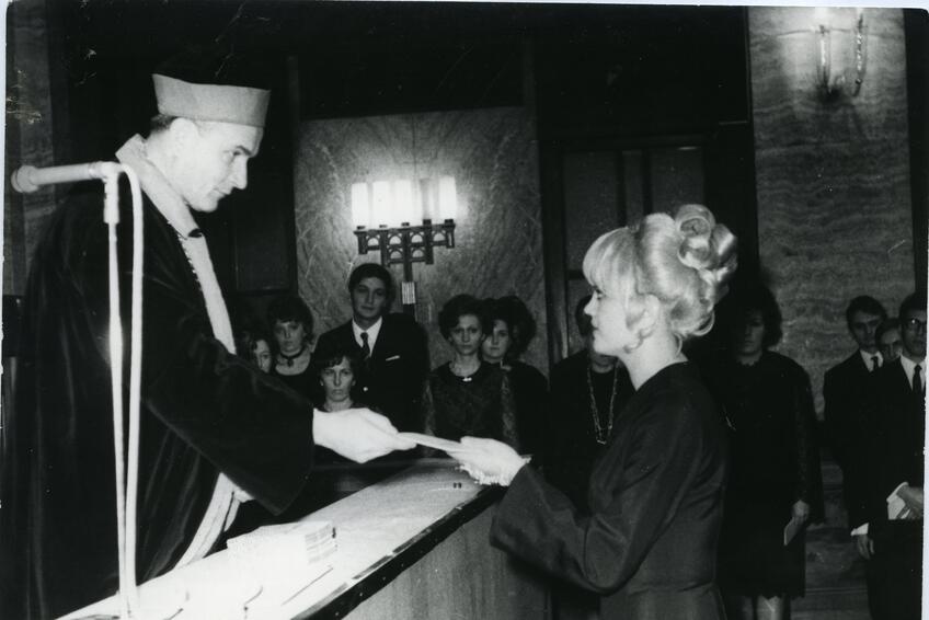 Speváčka Marcela Laiferová na promóciách