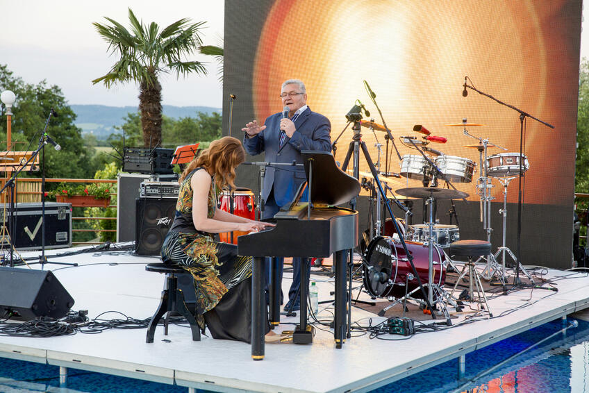 Dcéra ho často sprevádza na klavíri.