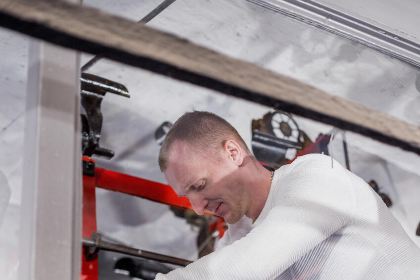 Karol Nemček musí každý deň natiahnuť mechanické hodiny na Mestskej veži v Trnave.