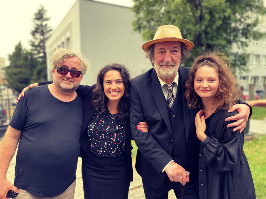 Herečka, spisovateľka a majiteľka kabaretu Lucia Siposová:﻿  Život nás skúša,    dáva možnosť    zmeny aj nápravy