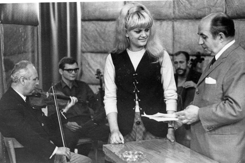 V PRACOVNOM NASADENÍ: S Orchestrom Karla Vlacha nahrala prvú dlhohrajúcu platňu.