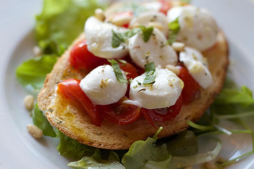 Bruschetta je výborné jedlo z paradajok.