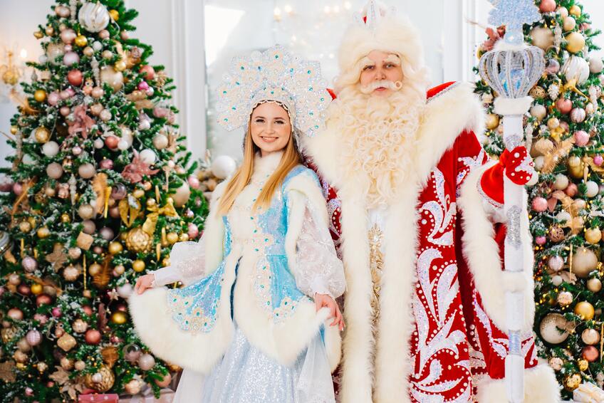 DARČEKY: Na saniach privezie Dedo Mráz, ktorého sprevádza Snehulienka.