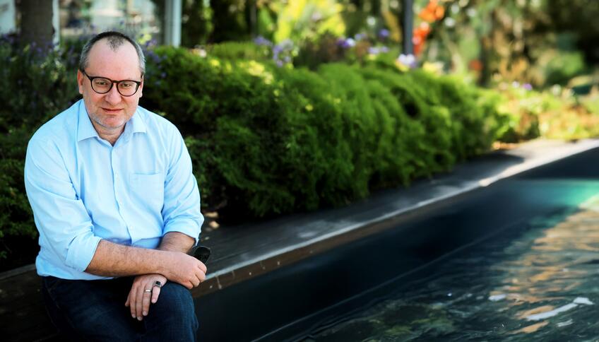 Spisovateľ Peter Gašparík (48): Chodil do dažďa s Felliniho dáždnikom Môj život má rôzne zápletky