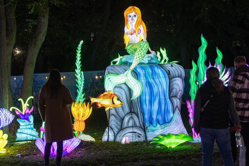 PLNÝ FARIEB: Svetelný park odporúčame navštíviť po zotmení.