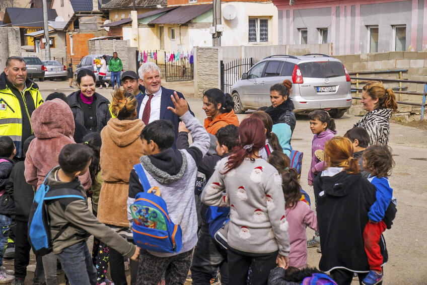 Komisár Slovenskej republiky pre deti Jozef Mikloško chodí často a rád do terénu a debatuje nielen s deťmi, ale aj s ich rodičmi. 