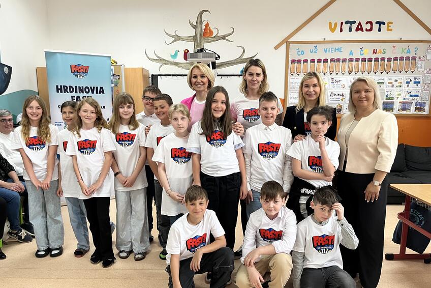 ŠIKOVNÍ A ÚSPEŠNÍ: Moderátorka Andrea Poláčková, lekárka Barbora Hoťková, ambasádorka Ľubica Fidesová a riaditeľka ZŠ s MŠ vo Vištuku Viera Mladenová si zapózovali spolu s víťaznou triedou 4. A.