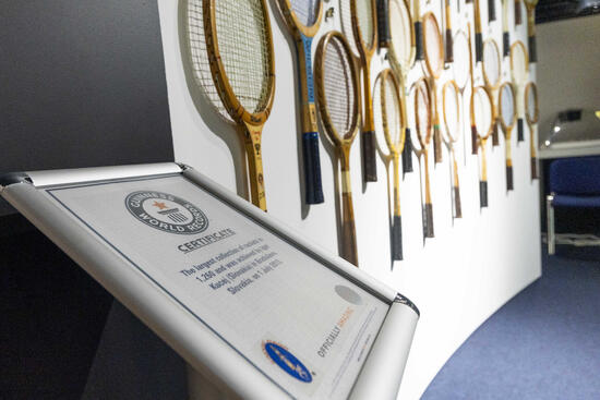 Videli ste už unikátnu zbierku tenisových rakiet? Wimbledon môže len závidieť!