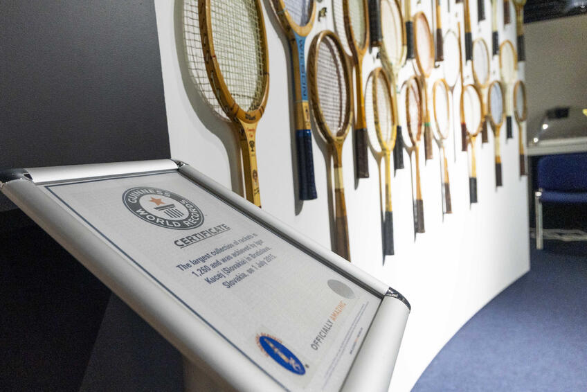 Videli ste už unikátnu zbierku tenisových rakiet? Wimbledon môže len závidieť!