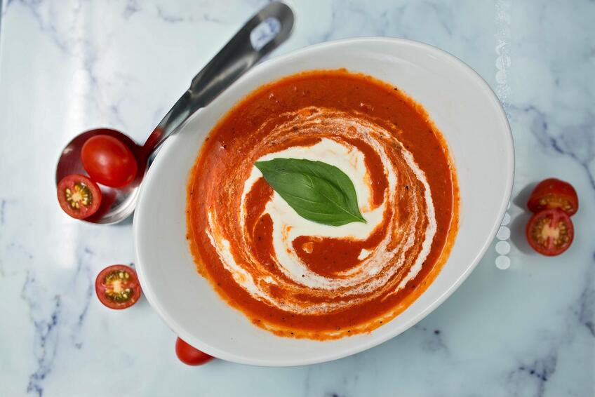 Paradajková polievka sa dá pripraviť na rôzne spôsoby. 