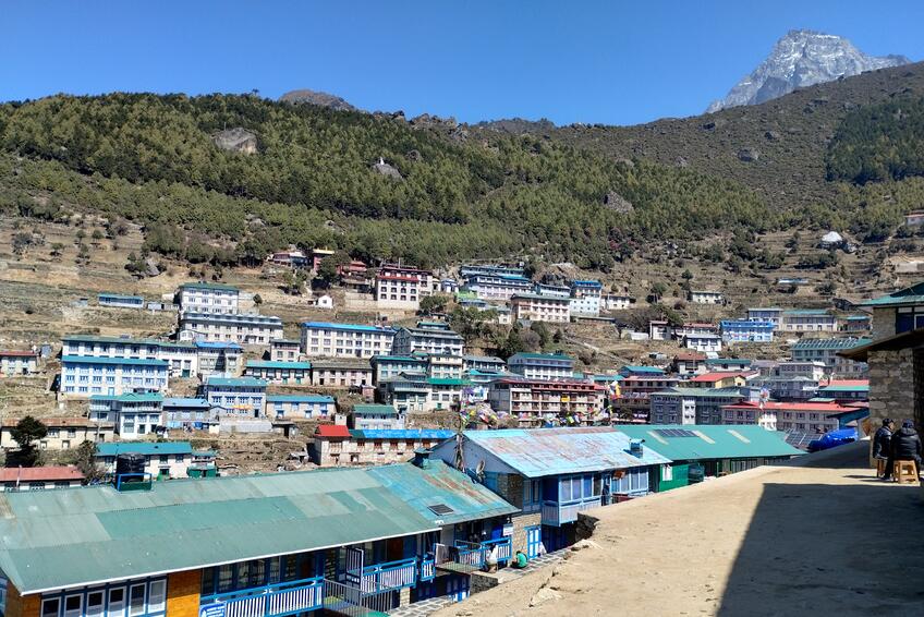 NAMCHE BAZAR: Vysokohorská  dedina založená v 17. storočí,  najväčšie obchodné, kultúrne  a logistické centrum v oblasti  Khunbu pod Mount Everestom. 