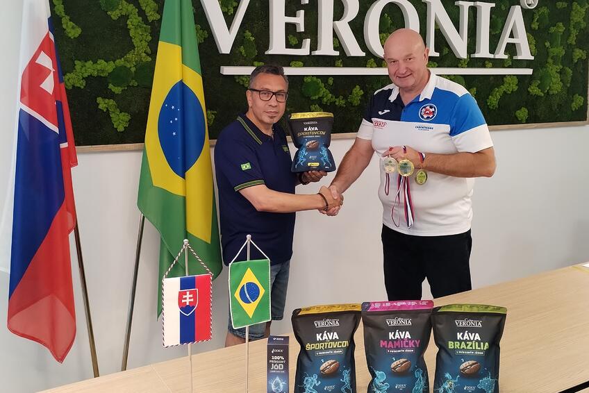 Spoluprácu na organizovaní turnaja Coffee VERONIA FootGolf Cup spečatili Oldřich Holiš, majiteľ pražiarne Coffee Veronia v Trnave a riaditeľ OZ Karpatská regionálna footgolfová liga / Carpahians Regional FootGolf Liga Rastislav Blaško
