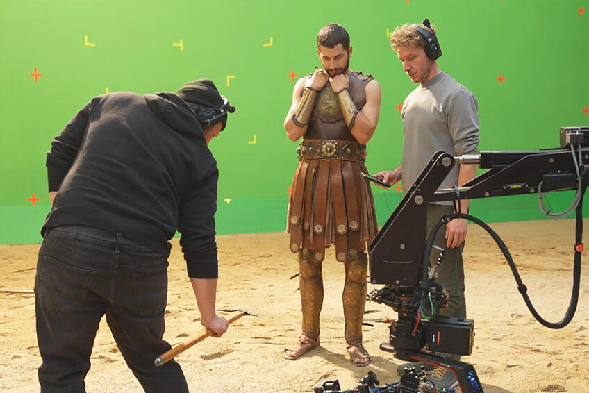 Nakrúcalo sa pred zeleným plátnom. 