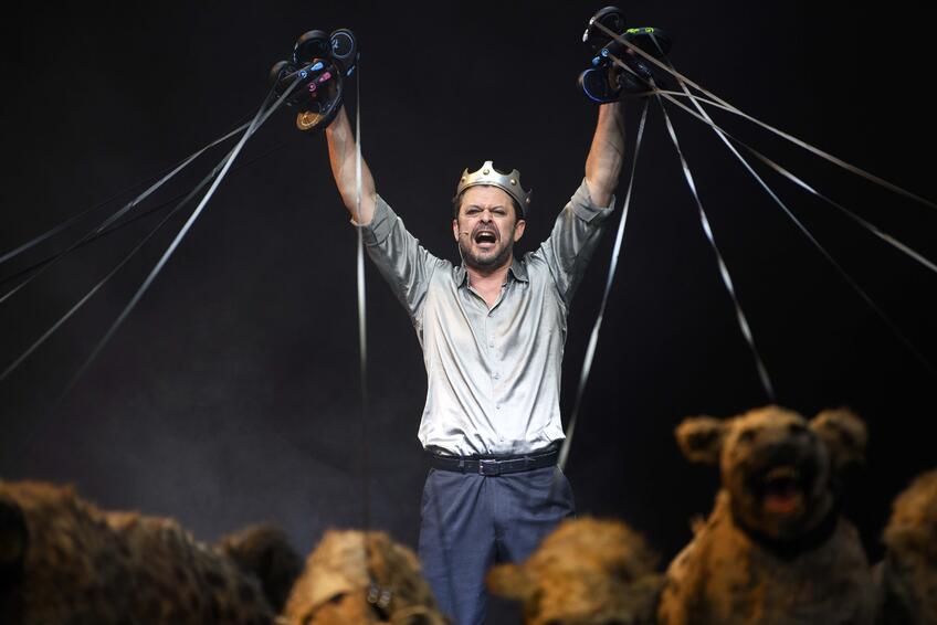 Herec Alexander Bárta exceloval v Slovenskom národnom divadle v hre Macbeth.