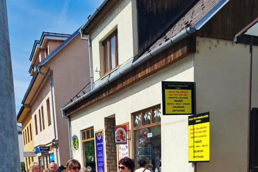 POCHOD MESTOM: Milovníčky retrokočíkov sa pravidelne stretávajú a v uliciach pútajú pozornosť.