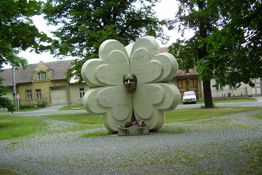 Pamätník spisovateľky Ľudmily Podjavorinskej († 78)