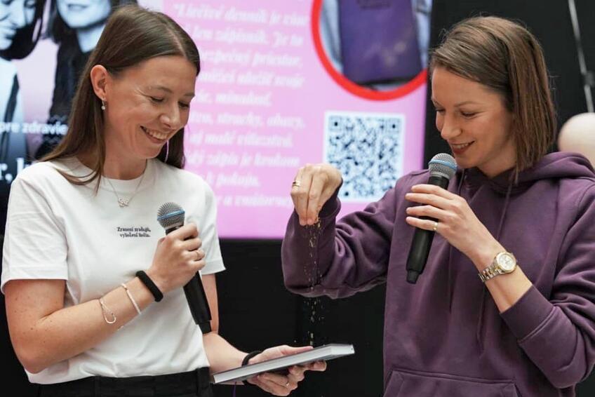 KRST DENNÍKA LIEČIVÉ: Miške s ním rada pomohla krstná mama, speváčka Zuzana Smatanová.