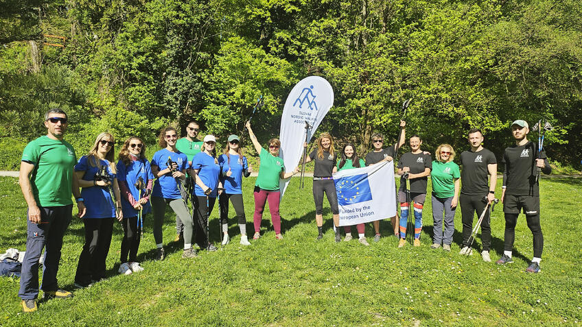 Nordic walking ako terapia? Nový projekt Walk and Talk podporuje duševné zdravie dievčat a žien