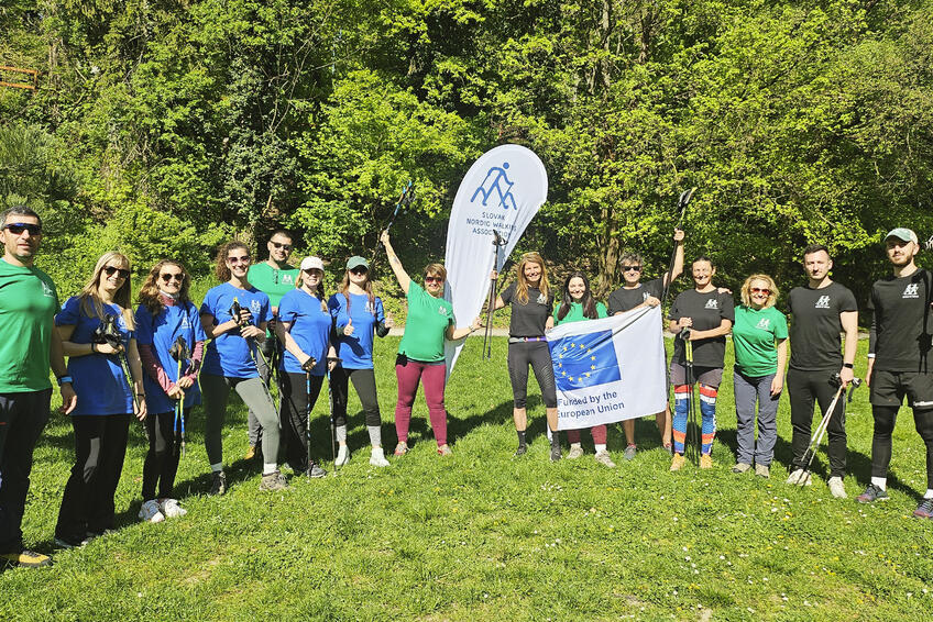Nordic walking ako terapia? Nový projekt Walk and Talk podporuje duševné zdravie dievčat a žien