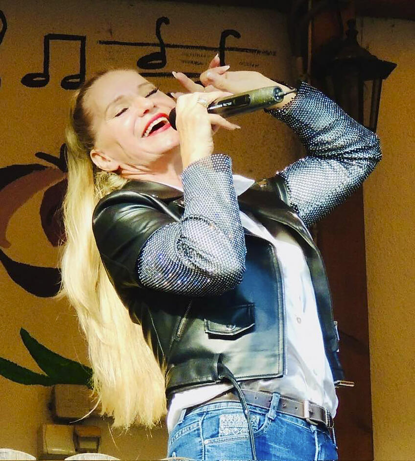 Speváčka Marcella Molnárová: Keď treba, zo mňa bude aj bagristka!